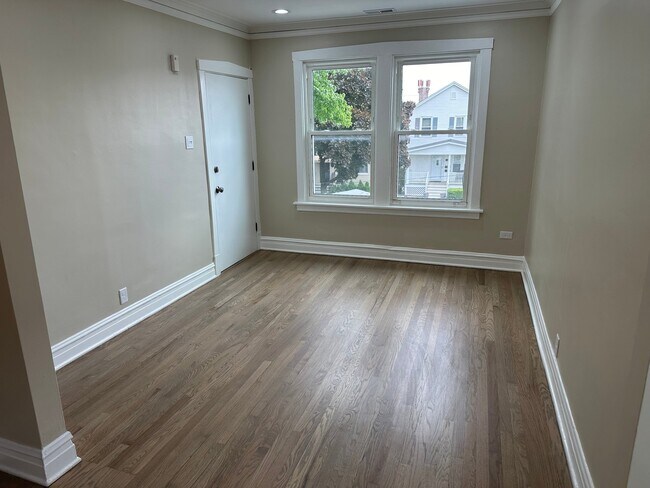 5204 N Ludlam Ave Unit 2