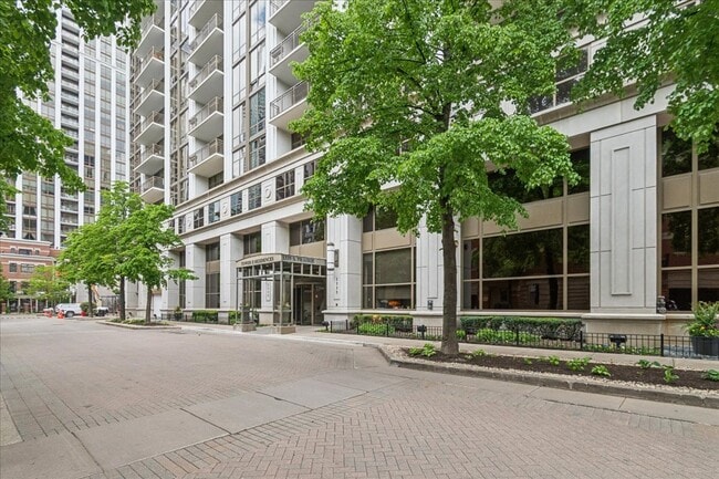 Photo - 1335 S Prairie Ave Unit 1409