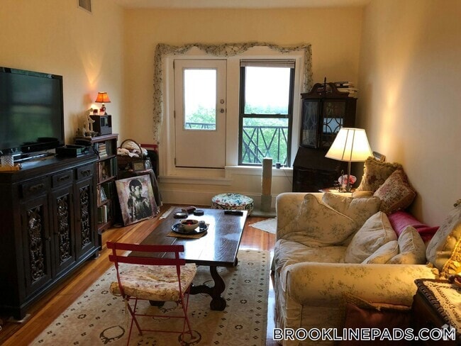 Building Photo - 1463 Beacon St Rental