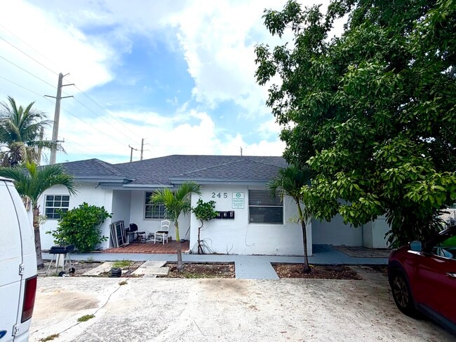 Building Photo - 245 NW 12th Ct Unit 1-4