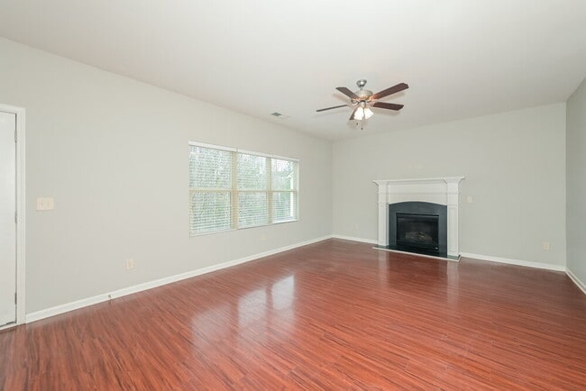 Photo - 930 Walking Stick Trail NE