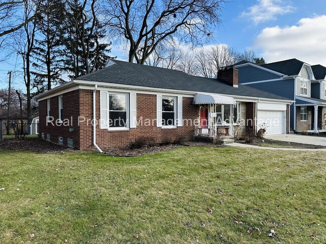 Charming 3-Bedroom Ranch minutes from Woodward Ave, Birmingham, and Berkley! - Charming 3-Bedroom Ranch minutes from Woodward Ave, Birmingham, and Berkley!