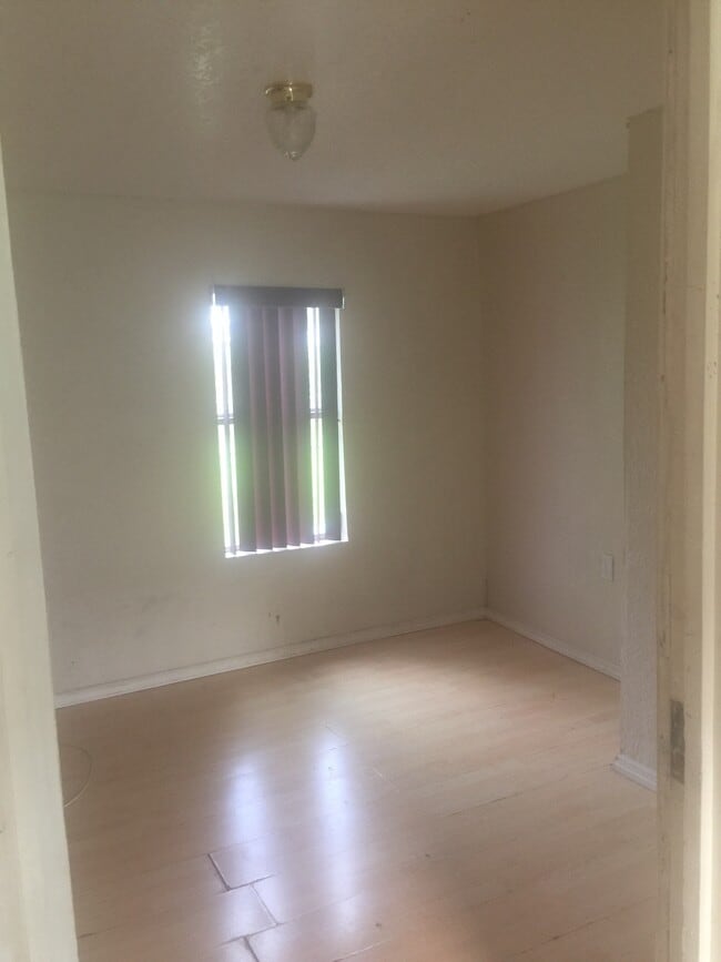 Photo - 641 W 6th St