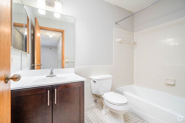 1BR, 1BA - 758SF - Bathroom