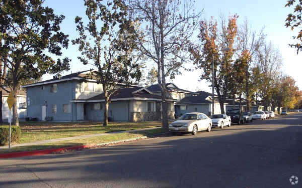 Photo - Breezewood Apartments