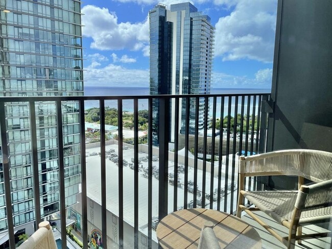 Photo - 987 Queen St