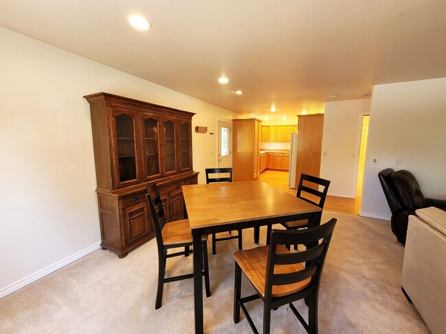 Photo - Fully Furnished Cottage 1 Bedroom - Marine Dr