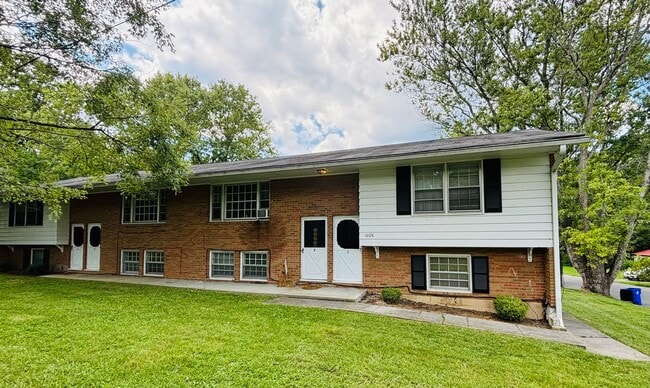 Building Photo - 1605 Lark Ln Unit 4