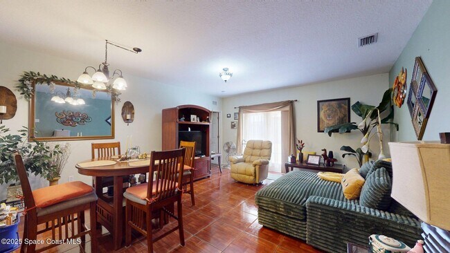 Photo - 824 Temple St