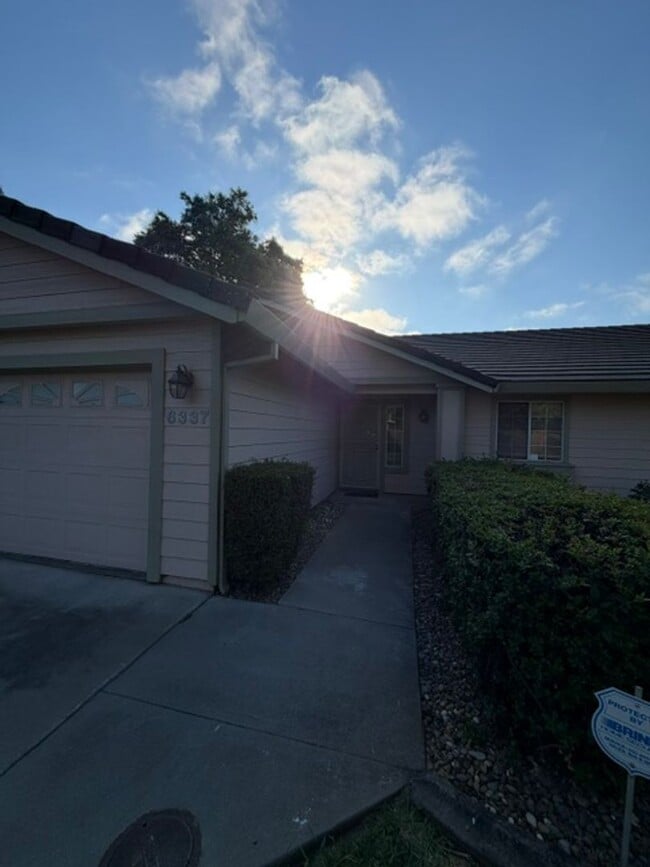 Photo - Beautiful Freshly Painted 3 Bedroom and 2 Bathroom Home in Carmichael $2,995.00 + Water