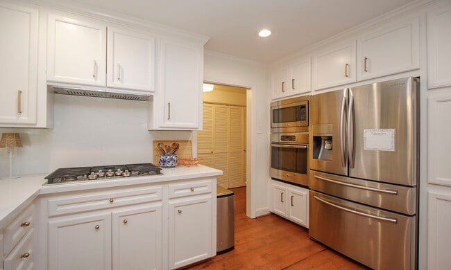 Photo - 827 St George Ln