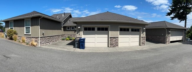 Building Photo - End Unit, 3 Bed, 2.5 Bath PLUS Bonus Room, Anacortes