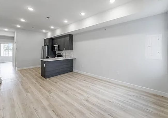 Building Photo - 2216 N Marshall St Unit 3