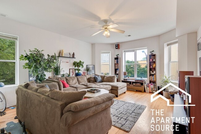 Building Photo - 1024 N Damen Ave Unit 11