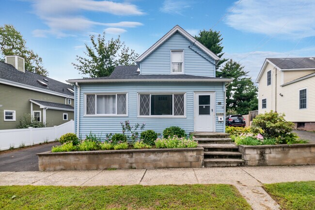 Front Entrance Professionally Landscaped - 1099 North Ave House