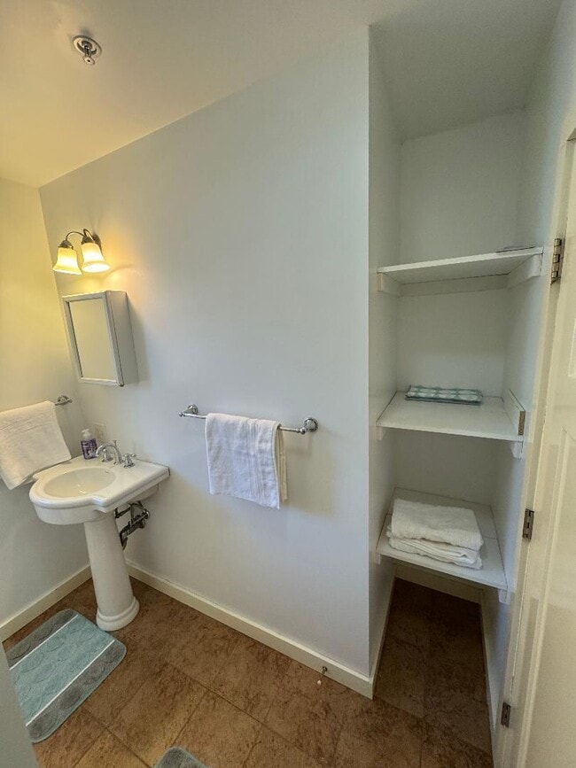 Building Photo - 15 High St Unit E