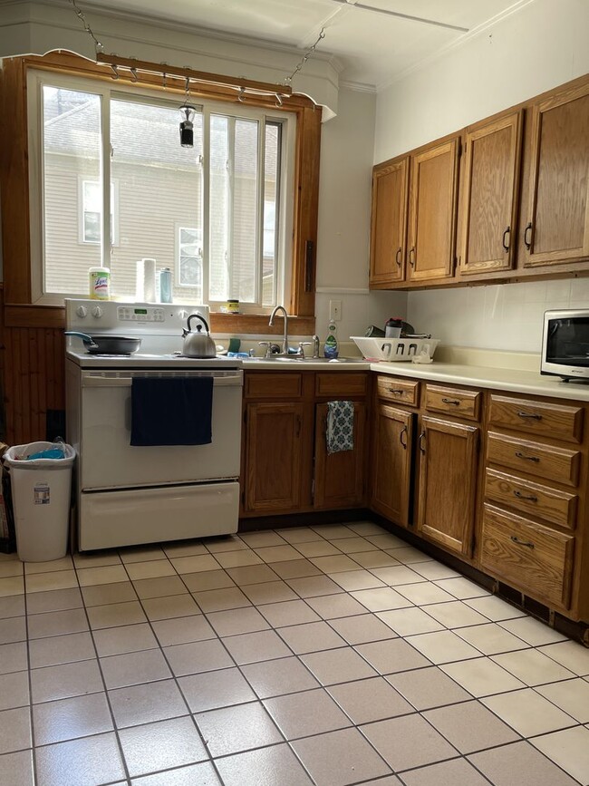 Building Photo - 15 Bartlett St Unit 1 Rental