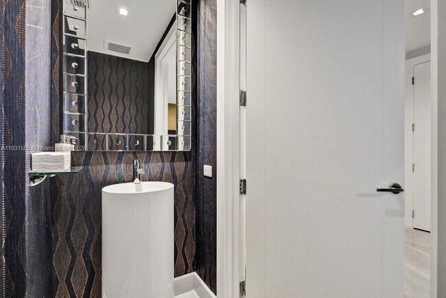 Photo - 18501 Collins Ave Unidad 402