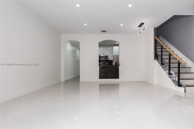 Photo - 939 NE 42nd Ter