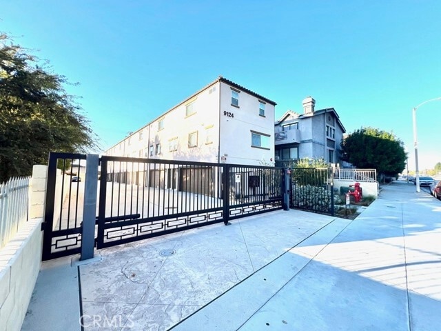 Building Photo - 9124 Huntington Dr Unit 4