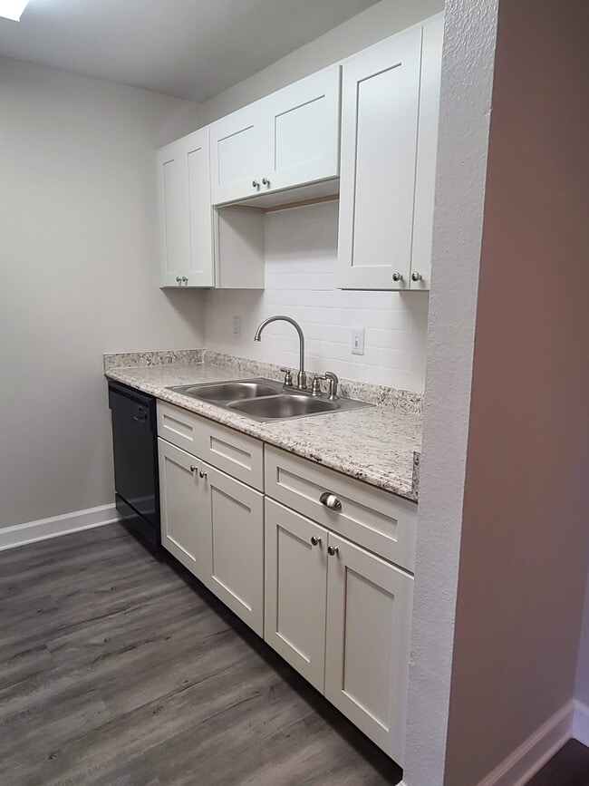 Photo - The Breakers Apartments