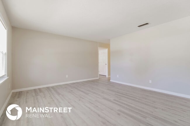 Photo - 466 Oxford Dr