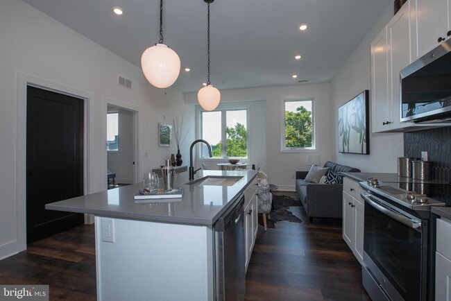 Building Photo - 2940 W Thompson St Unit 305