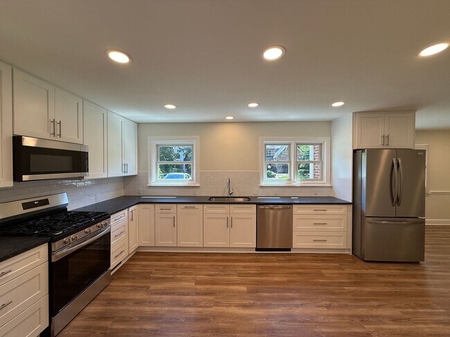 Photo - 638 Stratford Rd NW