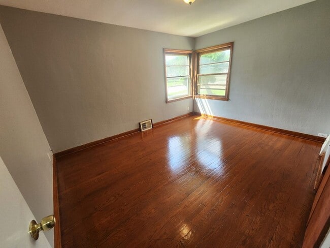 Photo - Nice 2 Bedroom Single House with Garage Available NOW