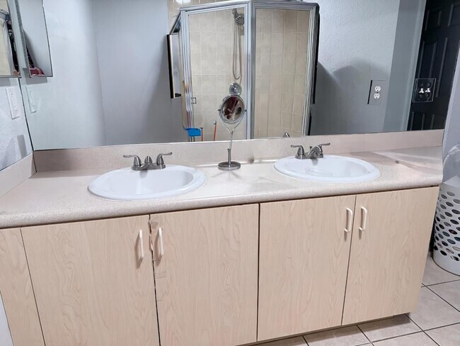 Photo - 2801 Riverside Dr Unit 204