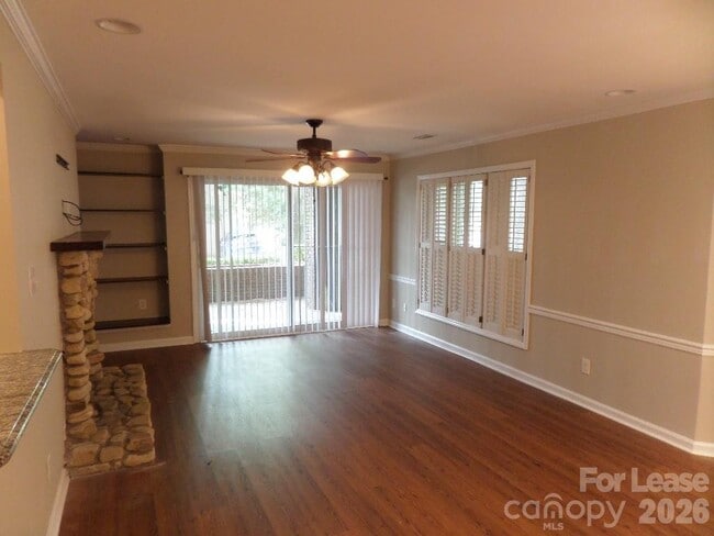 Photo - 1109 E Morehead St Unidad 10
