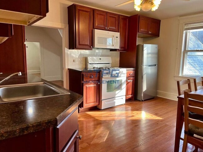 Building Photo - 14 E 42nd St Unit 3
