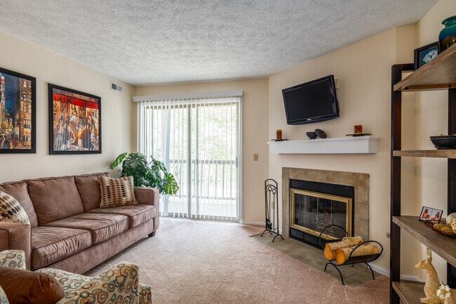 El Preakness - 1000SF - Sala de estar - Hunt Club Apartments