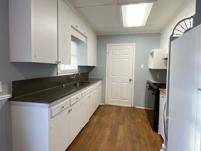 Photo - 204 E Houston St Unidad A