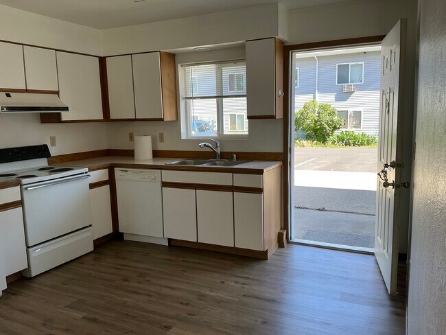 looking into kitchen from LR