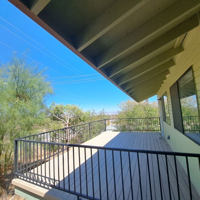 Building Photo - 60111 Alta Loma Dr Unit B