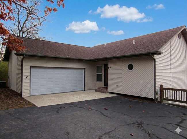 Building Photo - Lakefront house with Cove Protection