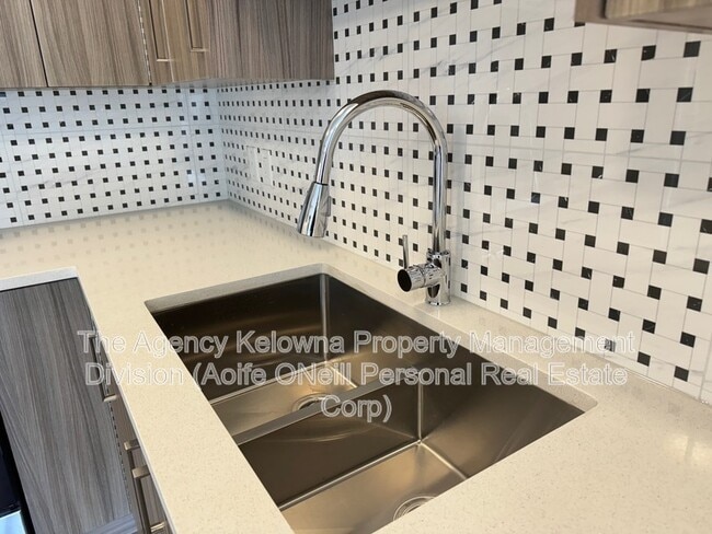 Photo - 320 Mills Rd Unité 18