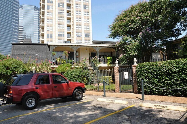 Building Photo - 800 Post Oak Blvd Unit 72