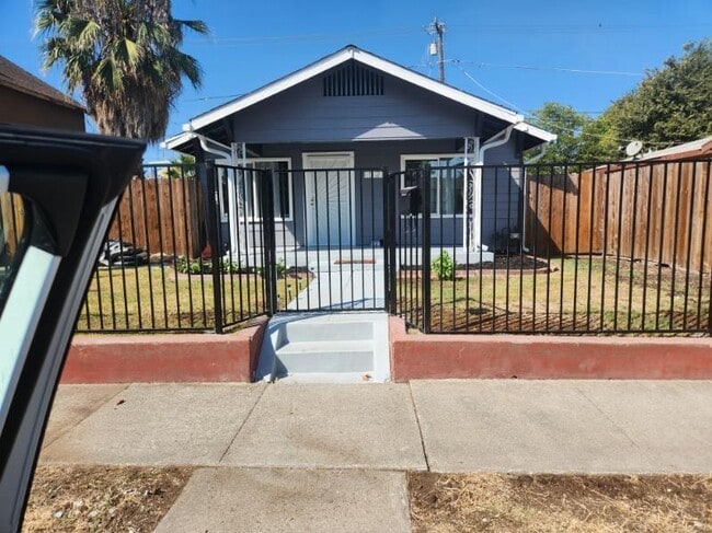 Building Photo - 1527 Stanford Ave Rental