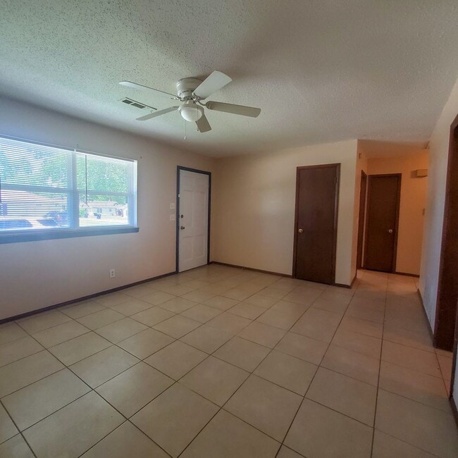 Photo - 2429 N Market Ave Unidad 2429 North Market Ave 1/2