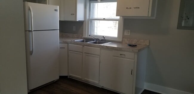 Photo - CLOSE TO RIVERSIDE PARK!  3br 1bath bungal...