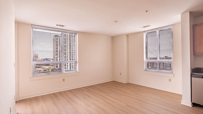 Sala de estar con suelo de superficie dura - The Veridian