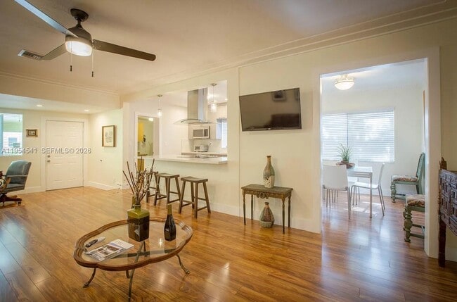 Photo - 555 NE 71st St Unidad 1