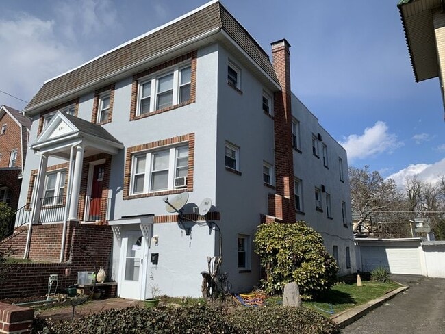 Building Photo - 631 Plymouth Rd