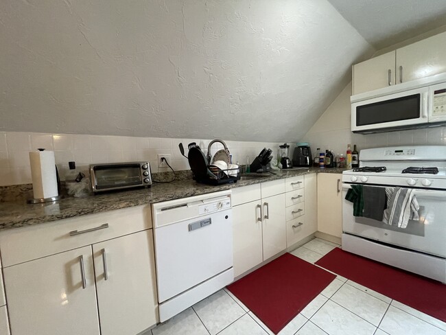 Building Photo - 65 Fairbanks St Unit 2 Rental