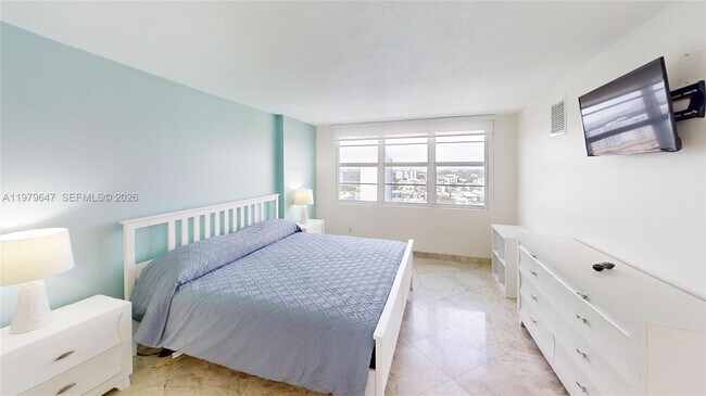 Building Photo - 6917 Collins Ave Unit 1620