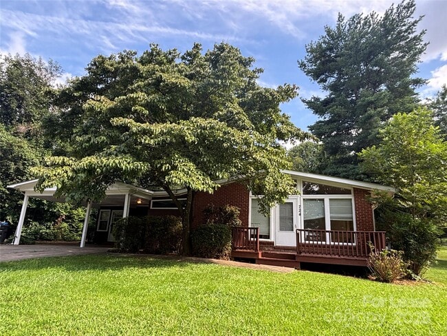 Photo - 724 Oakdale Dr House