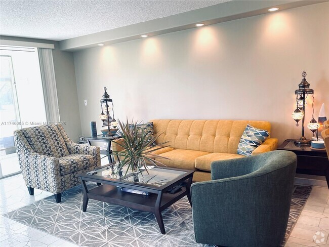 Building Photo - 3800 Oaks Clubhouse Dr Unit 112