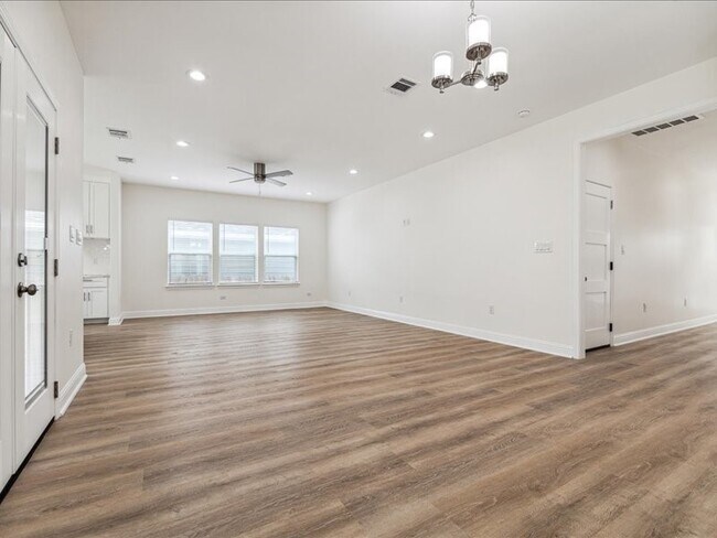 Photo - 915 E 37th St